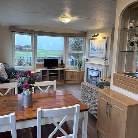 Captivating 2-Bed Static Caravan In Holyhead Llanfachraeth Bagian luar foto