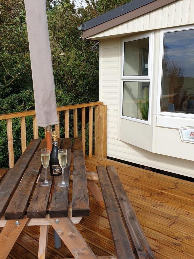 Captivating 2-Bed Static Caravan In Holyhead Llanfachraeth Bagian luar foto