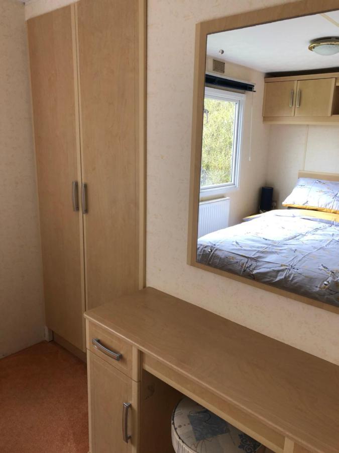 Captivating 2-Bed Static Caravan In Holyhead Llanfachraeth Bagian luar foto