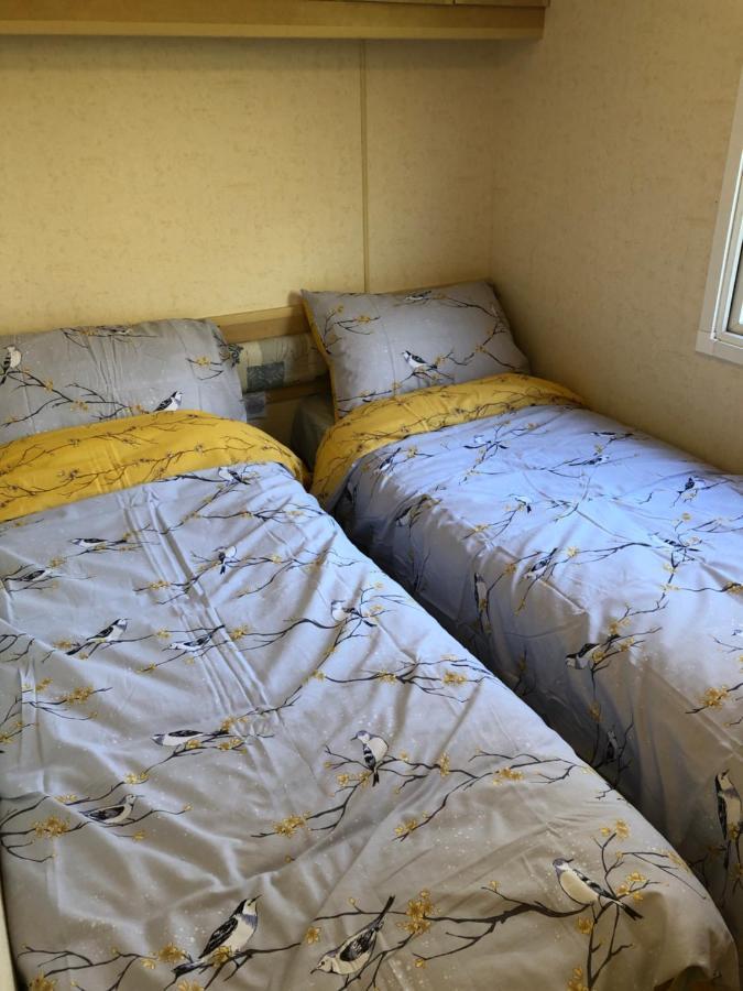 Captivating 2-Bed Static Caravan In Holyhead Llanfachraeth Bagian luar foto