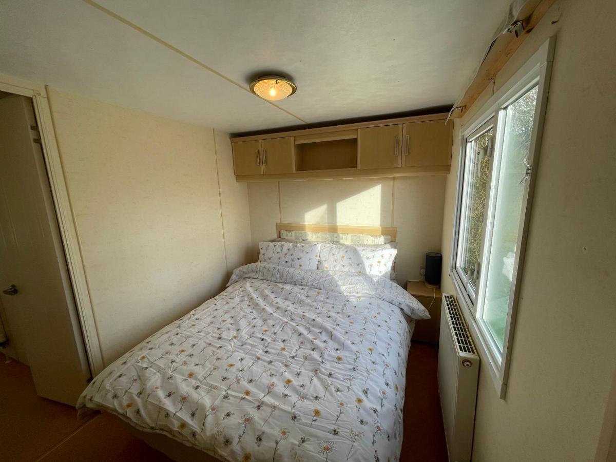 Captivating 2-Bed Static Caravan In Holyhead Llanfachraeth Bagian luar foto