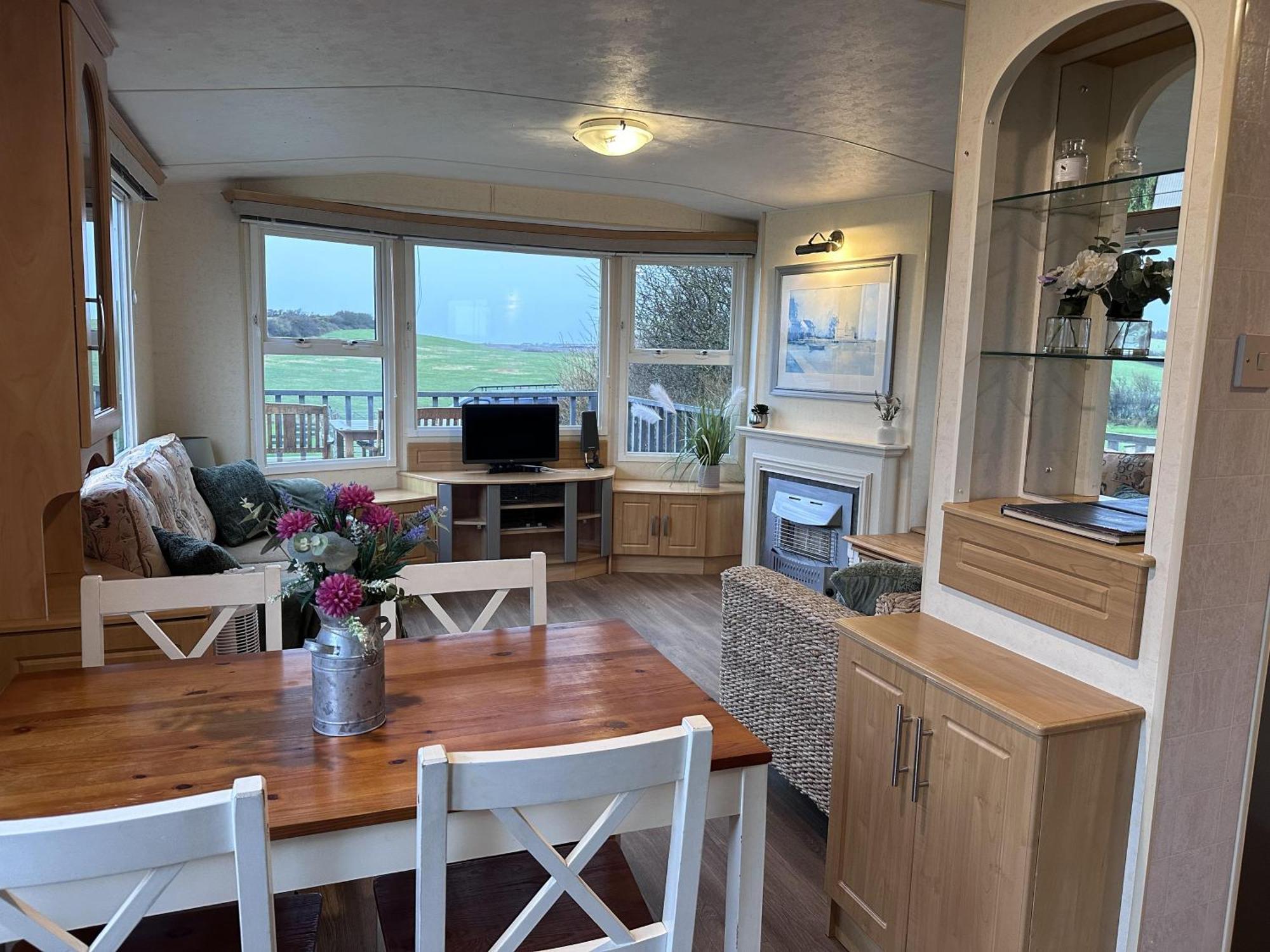 Captivating 2-Bed Static Caravan In Holyhead Llanfachraeth Bagian luar foto